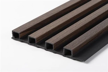 WPC-Wandpaneel mit französischen Streifen